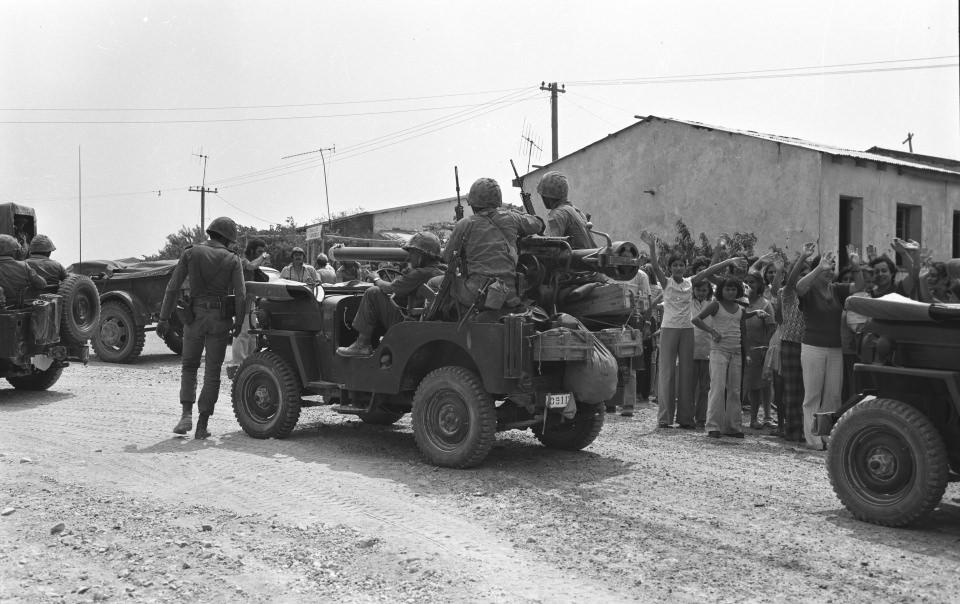 <p>Kıbrıs Barış Harekatına katılan Türk askeri Birlikleri 20 Temmuz 1974'de Hamitköy'de köylüler tarafından karşılandı. </p> 