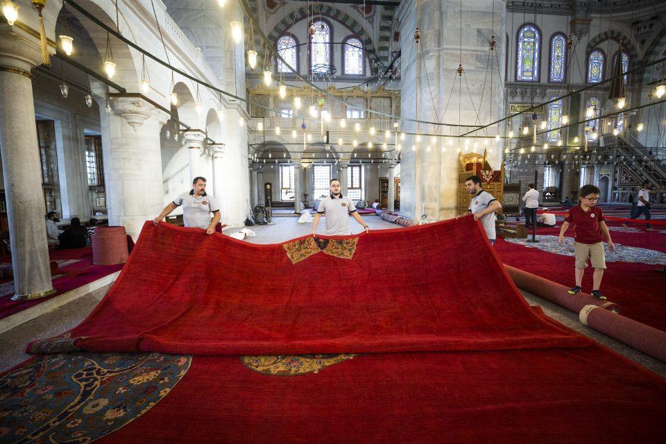 <p>Cami zemininin tamamına serilmek üzere yaklaşık 2 bin 94 metrekare özel olarak dokunan ve büyük parçalardan oluşan taban halılarının çözgüsünde yün, atkısında pamuk iplik kullanıldı.</p>
<p> </p>