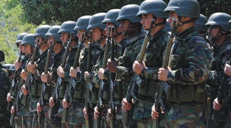 <p>2011 yılında yasaya göre 30 yaşından gün alan ve 30.000 TL tutar ödeyen kişiler askerlik vazifesini yapmış sayılmışlardır.Yasa çerçevesinde adaylar 21 günlük temel askeri eğitimden de muaf tutulmuşlardır.</p>
<p> </p>