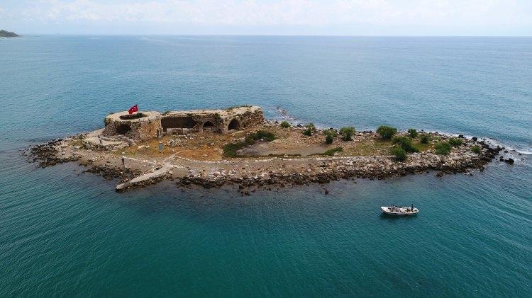 <p>Tari, birçok medeniyete ev sahipliği yapmış, tarihi MÖ 5 binli yıllara uzanan Yumurtalık ilçesinin bu yönüyle öne çıktığına işaret ederek, şöyle dedi:</p>
<p>"Temiz sahili ve berrak suyuyla 2015 yılında mavi bayrak alan Yumurtalık, Adana'nın tek mavi bayraklı plaja sahip yerleşim yeridir. Adana ölçeğinde de kamu ve belediyeler olarak bu durumun devam etmesi için titizlikle takibini yapmaktayız. Türkiye'de ender bulunabilecek bir kumsala sahip, tarihi ve doğal zenginlikleri cömertçe paylaşmaya hazır ilçemize turistleri bekliyoruz."</p>