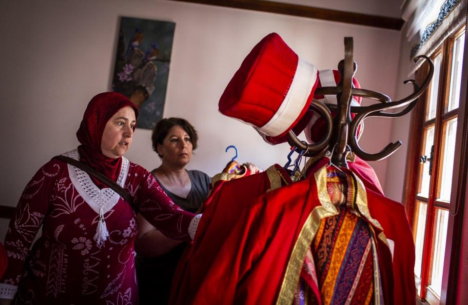 <p>Kadınların eğitimlerde kendisine hiçbir zaman zorluk çıkarmadığını ve uyumlu bir çalışma yürüttüklerini aktaran Işık, "Takımımız içinde 70 yaşında emeklilerimiz var. Onlar da buraya stres atmaya geliyor. Buraya doktor tavsiyesi ile gelenler var, kanseri yenmiş kişilerimiz var. Takımımız içinde güzel bir aile ortamı var. O sayede 5 senedir istikrarlı bir şekilde devam ediyor ve devam edeceğine inanıyoruz." dedi.</p>