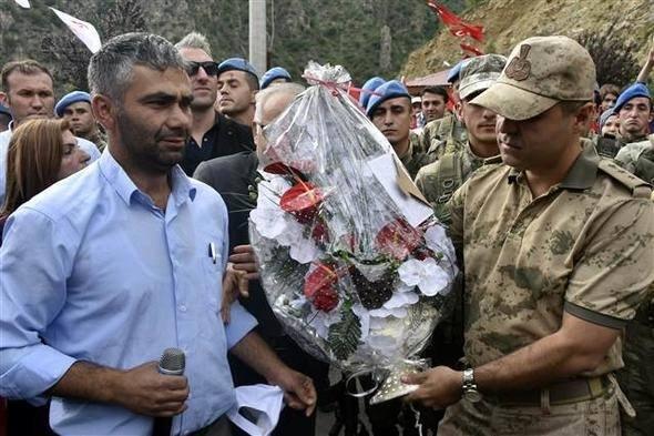 <p>Öte yandan bölücü terör örgütünün 3 Mayıs 2016'da düzenlediği bombalı saldırıda yaşamını yitiren Kürtün Belediye Başkanı Ahmet Kanat'ın damadı Adil Bülbül'ün, kendi adını taşıyan 2 yaşındaki oğlu ile kardeşi Ali Bülbül de askerleri karşılayarak çiçek takdim etti.</p>

<p> </p>
