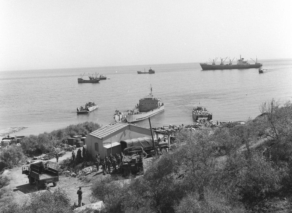 <p>17 Ağustos 1974'de Girne plajı'nda Türk Askerinin denizden taarruzu. </p> 