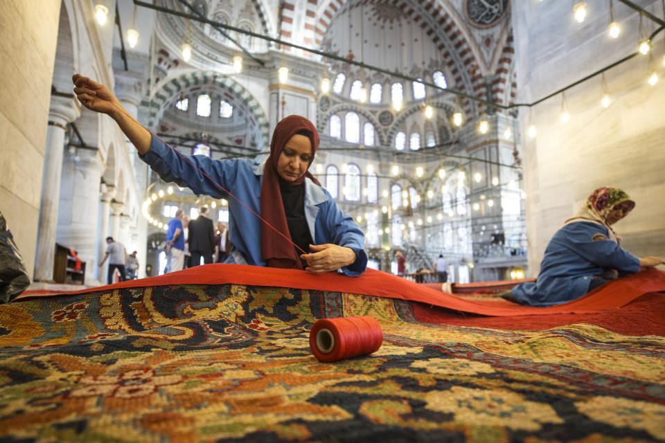 <p>Restorasyonun gerçekleştirildiği atölyede, ihale başından sonuna kadar halı atölyesini online olarak uzaktan izleme olanağı sağlayan 7/24 kapalı devre kamera kayıt alarm sistemi ve 3 güvenlik personeli vardiyalı olarak çalıştı.</p>

<p> </p>
