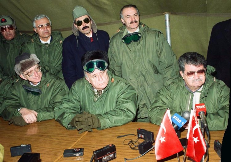 <p>Kış-92 Tatbikatını Cumhurbaşkanı Özal, Başbakan Demirel ve Başbakan Yrd Erdal İnönü birlikte izledi (28 Şubat 1992)</p>
<p> </p>