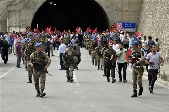 <p>Askerlere Türk bayrağı hediye edilen karşılama törenine çok sayıda vatandaş katıldı.</p>

<p> </p>
