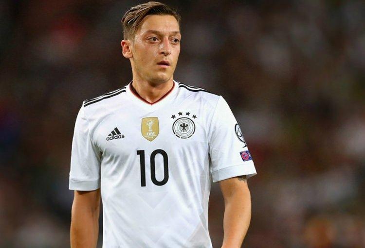 <p><span style="color:#FF8C00"><strong>Augsburger Allgemeine Gazetesi,</strong></span> suçun Mesut Özil’de olduğunu belirterek, milli takım kapılarının kendisine tamamen kapandığını ifade etti. </p>
