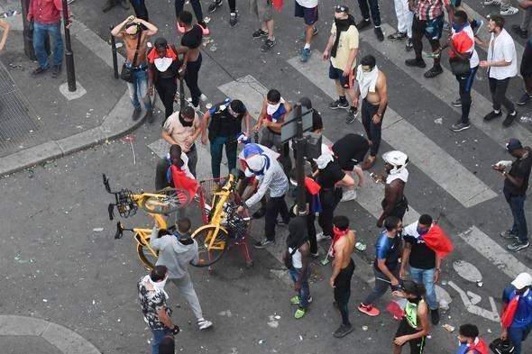 <p>Hırvatistan'ı yenerek 2018 FIFA Dünya Kupası'nı kazanan Fransa'da kutlamalar sırasında çıkan olaylarda 2 kişi yaşamını yitirdi. Le Parisien gazetesinde yer alan haberde, dün geceki gösterilerde 2 kişinin hayatını kaybettiği, 45 polis ve jandarmanın hafif yaralandığı belirtildi.</p>

<p><strong><a href="http://video.haber7.com/video-galeri/123081-fransiz-taraftarlar-kontrolden-cikti" target="_blank"><span style="color:#FFD700">ZAFER SONRASI YAĞMA SKANDALI! TIKLA İZLE!</span></a></strong></p>
