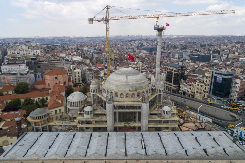 <p>Taksim'de temeli geçen yıl atılan caminin birinci minaresi yükseliyor.</p>
