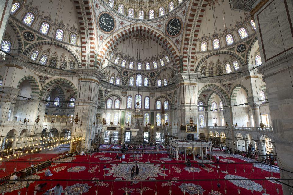 <p>Fatih Camisi'nin, Sultan 2. Abdülhamit döneminde dokunan 79 parçadan oluşan tarihi halılarının konservasyonu, iki yıl süren atölye çalışmasının ardından tamamlandı. </p>