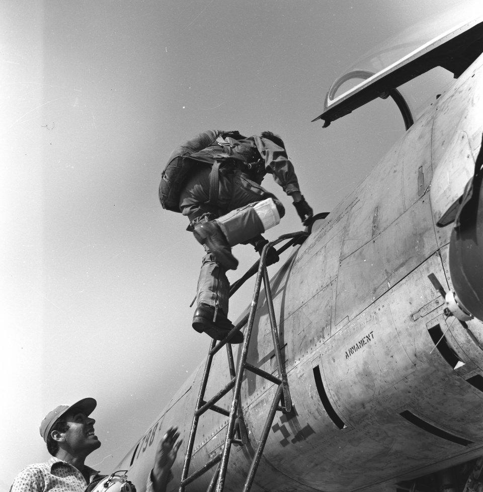 <p>Türk Silahlı Kuvvetleri'nin 20 Temmuz 1974'de Kıbrıs Barış Harekatı'nda görev alan bir pilot savaş uçağına biniyor.</p>