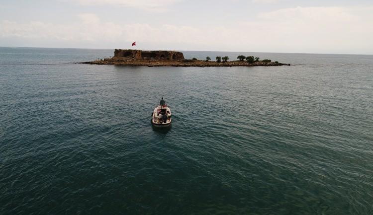 <p><strong>Akdeniz'den Anadolu'ya açılan kale</strong></p>
<p>Sabri Tari, "kaleler yöresi" olan Çukurova'daki kalelerin başlangıcının, ilçedeki adada bulunan ve halk arasında "Kız Kalesi" olarak da adlandırılan yapı olduğunu vurguladı.</p>