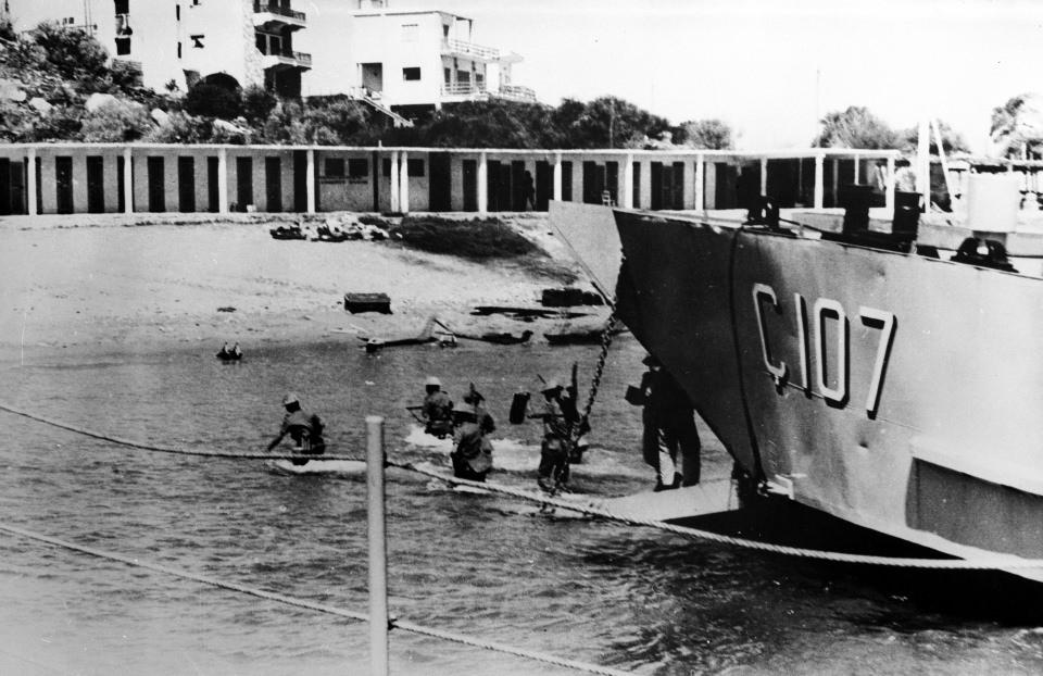 <p>Kıbrıs Barış Harekatı'na katılan askeri birliklerin 20 Temmuz 1974'de denizden taarruzu</p>