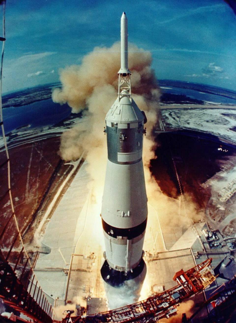 <p>Amerikalı astronot Neil Armstrong'un Ay'a ayak basmasının üzerinden 49 yıl geçti. Uzay, bu tarihi adımdan sonra özel şirketlerin de katıldığı bir rekabet alanı haline geldi.</p>
