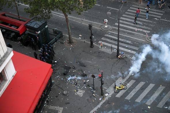 <p>Haberde, kutlamaların birçok şehirde şiddet olaylarına dönüştüğü bildirildi. Frouard'da 3-6 yaşlarında 3 çocuğun yaralandığı, Paris'teki Champs-Elysees Caddesi'nde de bir kişinin ağır yaralandığı kaydedilen haberde, Strazburg ve Rouen kentlerinde ise göstericiler ile polis arasında gergin anlar yaşandığı, polisin biber gazı kullandığı ifade edildi.</p>

<p><strong><a href="http://video.haber7.com/video-galeri/123081-fransiz-taraftarlar-kontrolden-cikti" target="_blank"><span style="color:rgb(255, 215, 0)">ZAFER SONRASI YAĞMA SKANDALI! TIKLA İZLE!</span></a></strong></p>
