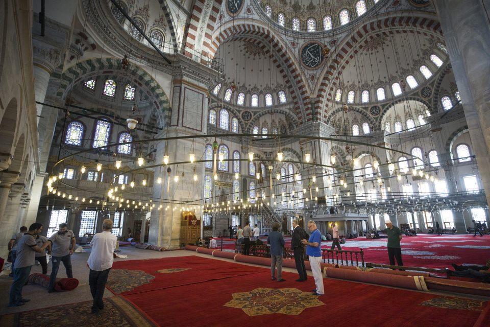 <p>Ustaların tamir edecekleri alanları söküp hazırlamak için işe alınan 15 kadın zamanla hav atıp, tamir yapmaya başladı. Bu işle, Türkiye'nin ilk kadın halı tamircileri yetişti, çoğu alaylı olan ustalar, mesleklerini yapacakları bir işte çalışma şansını yakaladı. </p>

<p> </p>
