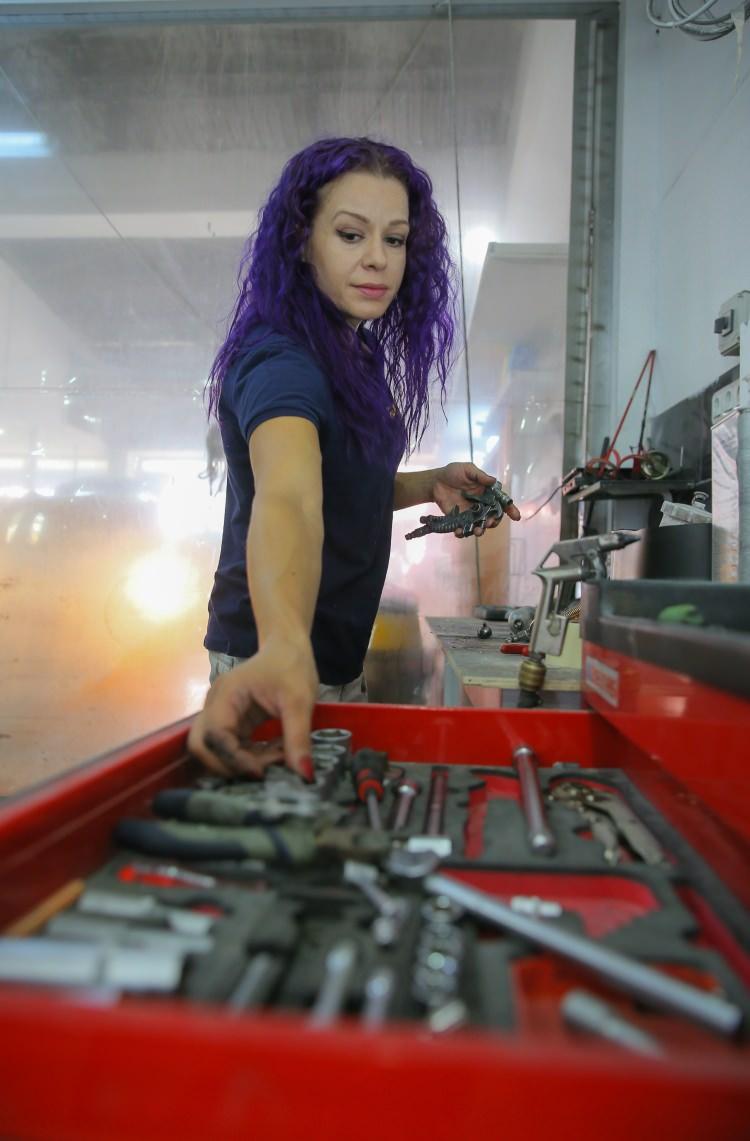 <p><strong>Bir kadın olarak sanayiye gelmenin &ccedil;ok ciddi bir karar olduğuna işaret eden Ayter, ş&ouml;yle konuştu:</strong></p>

<p>"Mor sa&ccedil;lar, kılık kıyafet...'Deneyelim' diye başladık ama esnaf bize &ccedil;ok yardımcı oldu. Herkes bize m&uuml;şteri y&ouml;nlendirdi. İlk başta &ccedil;ok dikkatlerini &ccedil;ektik. Sanayideki diğer boyacılar ne yaptığımıza baktılar. Bir kadının tinerin, boyahanenin i&ccedil;inde olması herkese farklı geliyor. Şimdiye kadar onlardan olumsuz bir tepki almadık.&nbsp;&Uuml;niversiteden mezun olan arkadaşlarım plazalarda &ccedil;alışıyor. Benim plazam ise sanayi sitesi, burada bulunmaktan b&uuml;y&uuml;k keyif alıyorum.&nbsp;Bana genelde 'usta' diye sesleniyorlar.&nbsp;Yaş b&uuml;y&uuml;k de olsa k&uuml;&ccedil;&uuml;k de olsa hitap değişmiyor. Zaten o sanayinin ambiyansında var. Bundan rahatsız olmuyorum."</p>
