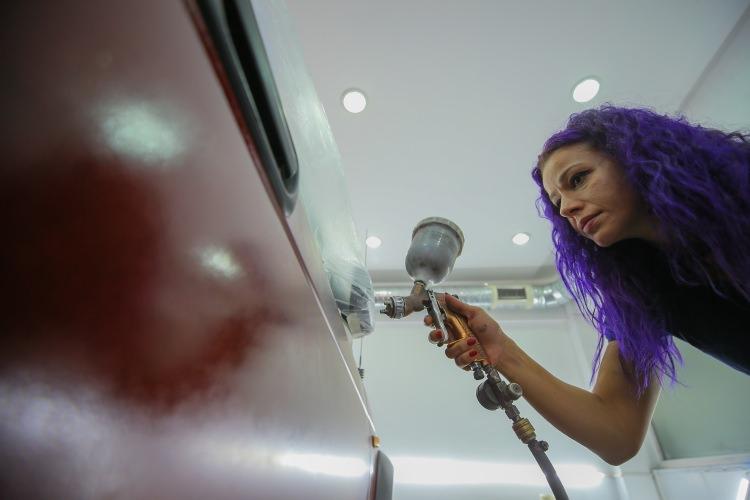 <p>Mor renkli sa&ccedil;ı, ojeli tırnaklarıyla sanayide herkesin dikkatini &ccedil;eken Ayter, yaklaşık 6 yıldır ara&ccedil;lara&nbsp;m&uuml;şterilerinin isteğine g&ouml;re farklı desen ve motiflerde "airbrush"la kaplama yapıyor.&nbsp;</p>
