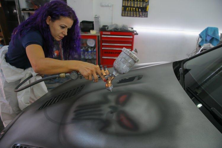 <p><strong>Kaportayı tuval olarak kullanıyor&nbsp;</strong></p>

<p>Ayter, AA muhabirine yaptığı a&ccedil;ıklamada, otomotiv sekt&ouml;r&uuml;nde kendini bulduğunu ve &ccedil;alışırken &ccedil;ok mutlu olduğunu s&ouml;yledi.&nbsp;</p>
