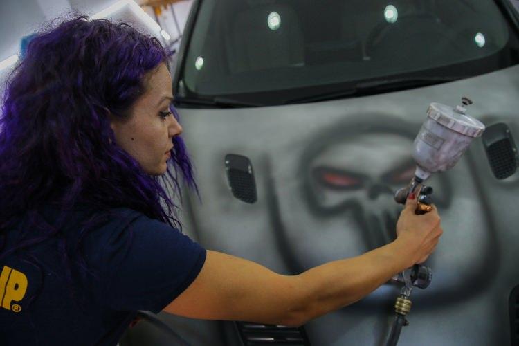 <p>M&uuml;şterilerin hayal ettikleri tasarımları ara&ccedil;lara yansıttıklarını ifade eden Ayter, "Ara&ccedil; kaportasını tuval olarak kullanıp sana​t icra etmeye &ccedil;alışıyorum.&nbsp;Ortaya &ccedil;ıkan sonu&ccedil; karşısından m&uuml;şterimin memnuniyetini g&ouml;rmek &ccedil;ok sevindirici. İşimi yaparken huzur buluyorum." dedi.&nbsp;</p>
