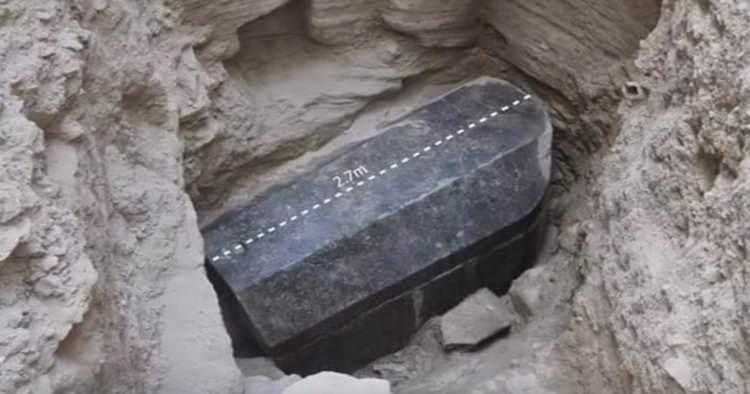 <p>Mısır Antik Eserler Bakanlığı, bu ayın başında, siyah granitten yapılmış olan bir lahitin, inşaat çalışmaları sırasında İskenderiye kentinde bulunduğunu duyurmuştu.</p>
