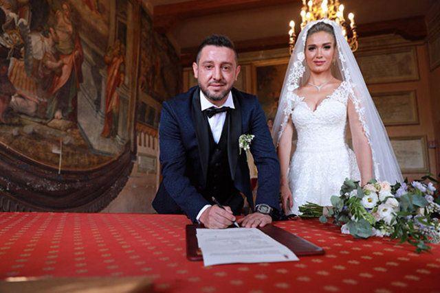 <p>Eski milli futbolcu Nihat Kahveci ile bir süredir beraber olan Fulya Sever, geçtiğimiz gün Roma'da evlendi.</p>
