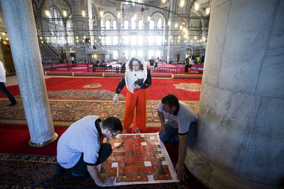 <p>Mevcut halıların 129 yıllık halılar olması sebebiyle konserve edilmesi gerektiğini belirten Sarı, "Fatih Camisi'nde 2 bin 94 metrekare halı var. Osmanlı döneminde, saraya ve selatin camilerine dokunması gereken halılar Uşak'ta yapılmaktaydı. Fakat 19. yüzyılın sonlarında bu halılar Hereke'de dokunmaya başlandı. Önce desenleri çıkartılıp, yekpare halde dokunarak serilir hale geldi. Onarılan halılar 76 parça. Çok uzun bir süreçten geçti. Yaklaşık 60 kişilik bir ekip çalıştı. Tozlarından arındırılması, yıkanması, çözgülerinin ve atkılarının atılması işlemleri uzun sürdü. 60 personelden 37'si ilgili fakültelerin el işçiliği bölümlerinden mezun. İki yılda 2 milyon 200 bin TL ödenerek halılar tamamlandı." diye konuştu.</p>
<p> </p>
