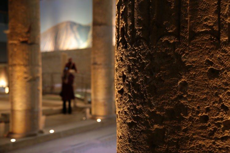 <p>Yaklaşık 7 yıl önce 30 bin metrekarelik alanda kurulan Zeugma Mozaik Müzesi'nde "Çingene kızı" mozaiği, "Mars heykeli", Roma dönemine ait çeşmeler ve Fırat Nehri kenarındaki villalarda bulunan mozaikler sergileniyor.</p>
