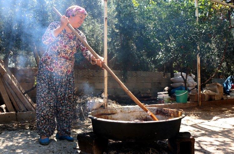 <p>Kadınlar sofraların vazgeçilmezi turşunun yanı sıra yöreye özgü incir, üzüm ve kayısı gibi meyvelerden de reçeller yapıyor. </p>
