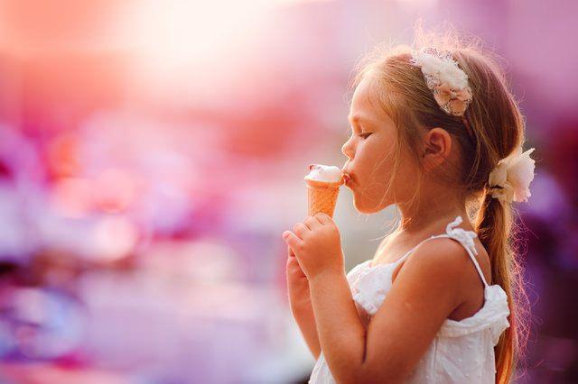 <p><strong>DOĞAL OLANLARI TERCİH EDİLMELİ</strong></p>

<p>İçerisinde zararlı bir besin bulundurmadan tamamen doğal olarak üretilen dondurmalar, gerek çocuklar gerekse yetişkinler için oldukça faydalıdır. Bazı dondurmalarda bulunan süt tozu, yapay tatlandırıcı, glikoz ve gıda boyaları sağlık için risk oluşturmaktadır.</p>
