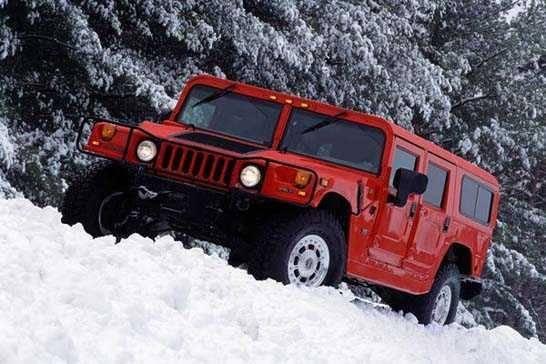 <p>Hummer H1 Yollarda gitmek için tasarlanmayan ama gelen talep sonrasında yol vesiyonu da üretilen Hummer H1’in asıl görevi hız yapmak olmadı. Tüm arazi koşullarında sorunsuz hareket edebilmek için tasarlanan otomobil için karda ya da çölde olmanız pek sorun değildir.</p>

