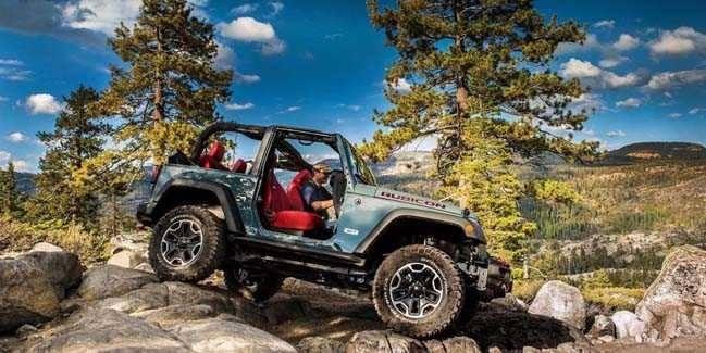 <p>Jeep Wrangler 2. dünya savaşının simgesi olan bu otomobil, çok fazla beğenildi ve herkesin istediği bir otomobil oldu. Jeep ise bu otomobili 21. Yüzyıla kadar getirdi. Keskin hatları ile aerodinamik olmayan otomobil hafif bir modifikasyon ile arazide inanılmaz başarılı olabiliyor.</p>
