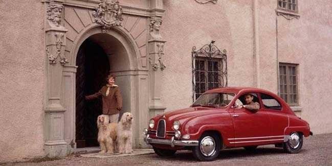 <p>Saab 93, 33 beygir gücündeki üç silindirli motora sahip olan Saab 93 tam olarak gelecekten gelen otomobil görünümündeydi.</p>