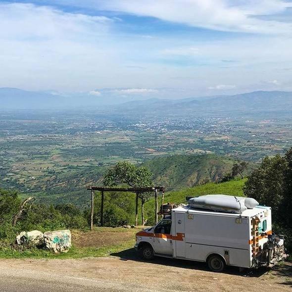 <p>Dow, ara&ccedil;ta yatmaktan sıkılınca ambulansının &uuml;zerine kurduğu &ccedil;adırda uyuyor.</p>

