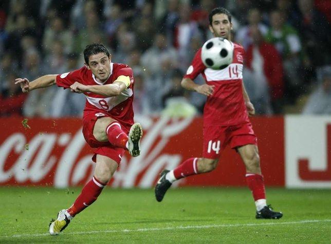 <p>Milli takımın Euro 2008'de çeyrek finale çıkmasında büyük pay sahibi olan Kahveci, 17 Ocak 2012'de profesyonel futbol kariyerini noktaladığını duyurdu. 23 Kasım 1979 İstanbul doğumlu olan Kahveci, 39 yaşındadır.</p>
