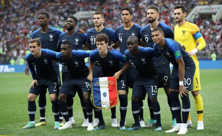 <p>Fransa'nın Dünya Kupası'nı kazanmasının ardından futbolcuların kökenlerinin farklı ülkelerden oluşu dikkat çekti. 23 kişilik kadroda köken olarak Fransız olan iki futbolcu bulunuyor.</p>

<p> </p>

<p>İşte Fransa kadrosunda bulunan futbolcuların kökenleri:</p>
