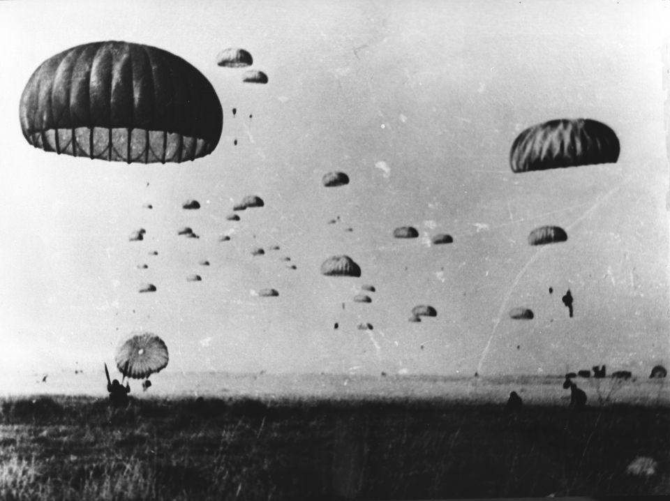 <p>Türk Silahlı Kuvvetleri'nin Kıbrıs Barış Harekatında 20 Temmuz 1974'de paraşütçüler Girne Boğazı yakınlarında adaya indiler. </p> 
