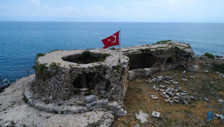 <p>Adana'nın turizm konusunda tercih edilmesini sağlayacak, tarih ve doğanın iç içe olduğu sahiller ile mavi bayraklı plaja sahip Yumurtalık ilçesi, yerli ve yabancı turistleri bekliyor.</p>
