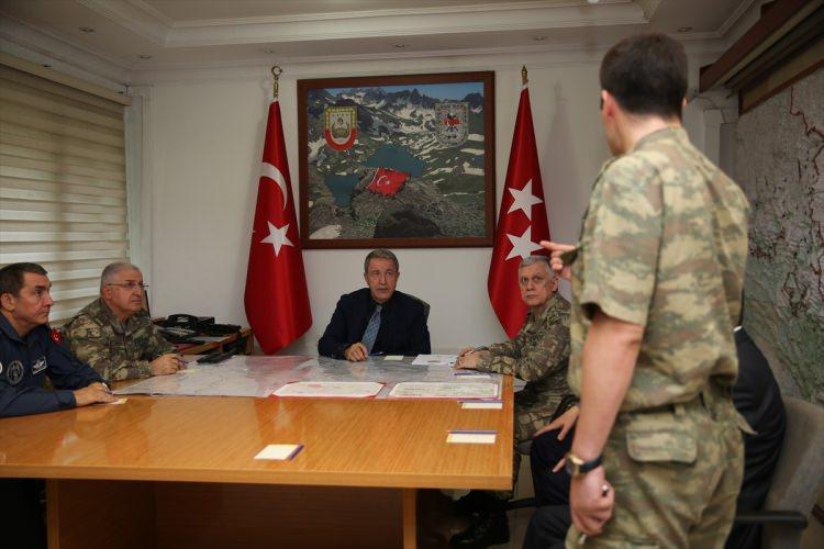 <p>Bakar Akar, burada yaptığı açıklamada, "Çok şükür yukarıdan aşağı süpüre süpüre bu alçak teröristleri hudutlarımızın dışına attık, teröristleri takibe devam ediyoruz." dedi.</p>