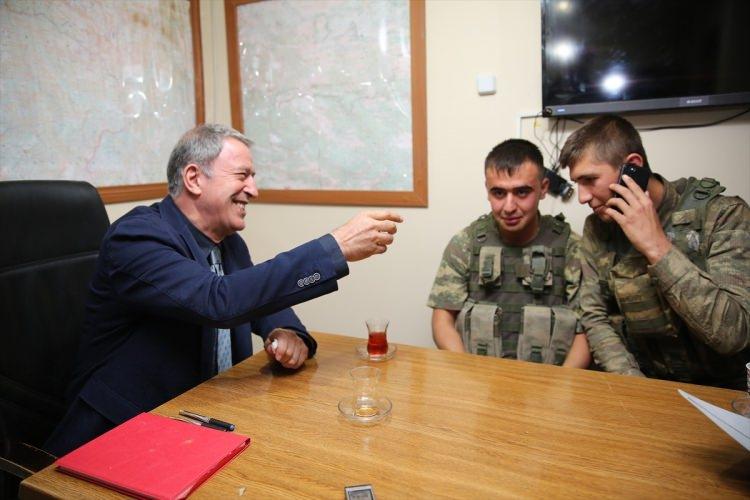 <p>Akar, Genelkurmay Başkanı Orgeneral Güler ve kuvvet komutanları askeri helikopterlerle, teröristlerce "girilemez" olarak nitelendirilen Çukurca'daki 2 bin 270 rakımlı Dağbaşı Üs Bölgesi'ne gitti. Bakan Akar, üs bölgesinde görevli bazı askerlerin aileleriyle de telefonla görüştü.</p>