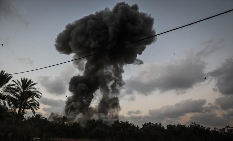 <p>İsrail ordu sözcülüğünden bir yetkili, Gazze sınırındaki İsrail askerlerine ateş açıldığını öne sürerek, buna karşılık ordunun Gazze’ye saldırı başlattığını söyledi.</p>

