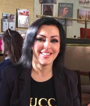 <p>Esra SARAÇOĞLU</p>

<p>Kod adı: Kuzu Esra. 20 yıldan uzun süre Kandilli'deki Dragos ismi verilen örgüt merkezinde AdnanOktar'la kaldıktan sonra başka bir örgüt evine geçmiştir. Örgütün internet sitelerinin içeriklerini oluşturur. A9 yayınlarının kesitlerini yapar. Yönetici bacıdır. Çeşitli erkeklerin örgüte faydalı hale gelmesi için sosyal hesapları üzerinden flört eder. Örgütün nöbet adı verilen hem Kandillideki merkezine nöbete gider günlük işlerin yapılmasını takip eder.</p>
