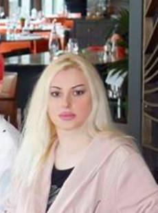 <p>Ayşe KOÇ</p>

<p> </p>

<p>Kandilli'deki Dragos ismi verilen örgüt merkezinde Adnan Oktar ile beraber kalır. Adnan Oktar'ın stüdyo evindeki tüm işlerini yönetir. Örgütün seslendirme dosyalarını hazırlar. Sempatizanları örgüt işlerinde görevlendirir. Çeşitli erkeklerin örgüte faydalı hale gelmesi için sosyal hesapları üzerinden flört eder. Adnan Oktar'ın banyosundaki ekran için resimler toplar.</p>
