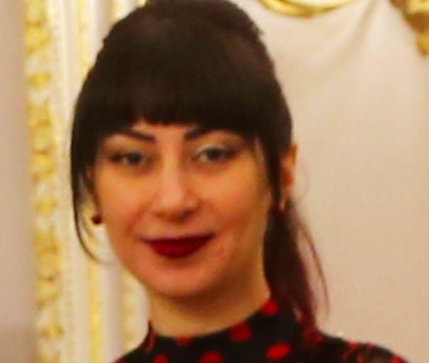 <p>Gül Sinem ŞENER</p>

<p> </p>

<p>Bacılar grubundadır. Örgüt evlerinde kalır. Kendisine verilen günlük Adnan Oktar yayın kısavideolarını yapar ve nöbet için Dragos isimli merkez eve gelir ve Adnan Oktar ile görüşür. Ablası Sinem Şener tarafından örgüte getirilmiştir.</p>
