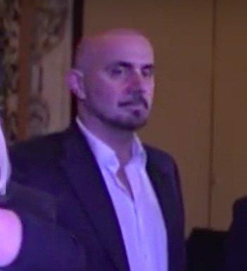 <p>Hüseyin Alpar SAYIN</p>
<p>Örgütün kardeşler grubu üyesidir. "silahlılar" adı verilen örgüt üyelerinin yöneticisidir. Kendisi de silahlıdır. Adnan Oktar ile aynı evde ikamet etmektedir.</p>