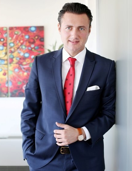 <p>Emre TEKER</p>
<p>Kod Adı : Eczacı Emre. Silahlı örgüt üyesidir. Maslak'daki örgüt evlerinden birinde konaklamaktadır. Ticari faaliyetlerinden elde ettiği yüksek miktarda geliri düzenli olarak örgüt aktarır.</p>
