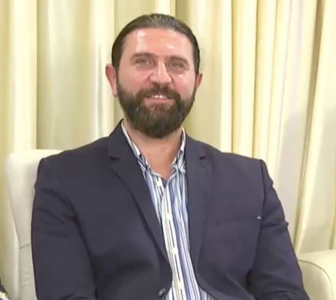 <p>Sedat Cüneyt ÖZYAŞAR</p>
<p>Kod Adı : Cücü. Silahlı örgüt üyesidir. Adnan Oktar'ın yakın korumasıdır.</p>