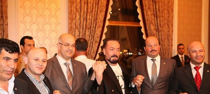 <p>Abdulkadir Erhan KESKİN</p>
<p>Kod adı: Kubi. Ticarete kazandığı paraları örgüte aktarır. Düzenli olarak Kadilli'deki merkezde Adnan Oktar'ın evinde nöbet görevini yapar ve eski bir örgüt üyesidir.</p>