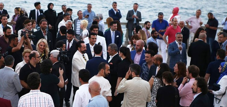 <p>Ahmet ÇELİK</p>
<p>Kod adı: Giresun Ahmet. Dragos ismi verilen merkez evinde alışveriş işlerinden sorumludur ve Bora Yıldız'ın yanında korumalık yapar. Çengelköy'deki grup evinde yaşar.</p>