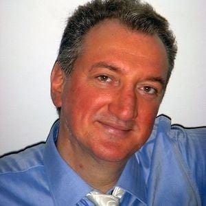 <p>Bedri Edis YILMAZ</p>
<p>Ailesi ile yaşar. Kod adı: Bedros. Ticaretten elde ettiği gelirleri örgüte aktarır. Düzenli olarak Kadilli'deki merkezde Adnan Oktar'ın evinde nöbet görevini yapar.</p>